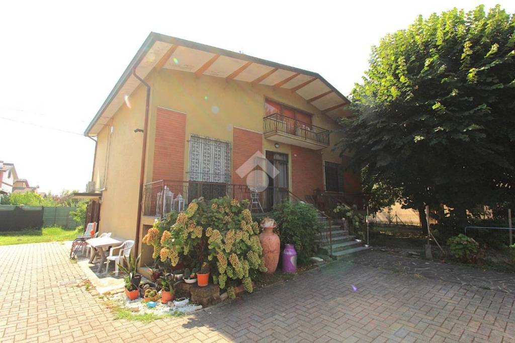 casa indipendente in vendita a Cadelbosco di Sopra in zona Cadelbosco di Sotto