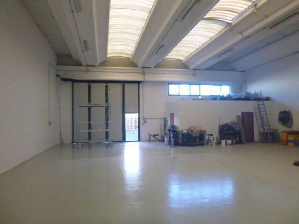 locale commerciale in vendita a Cadelbosco di Sopra