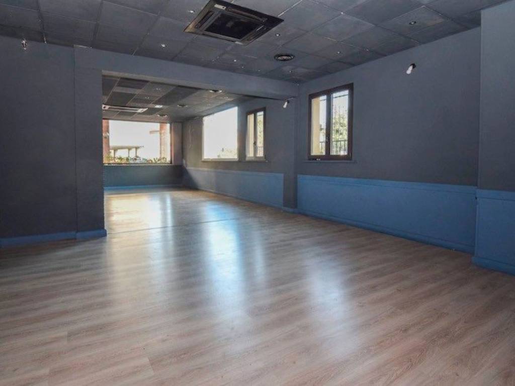 negozio in vendita a Cadelbosco di Sopra