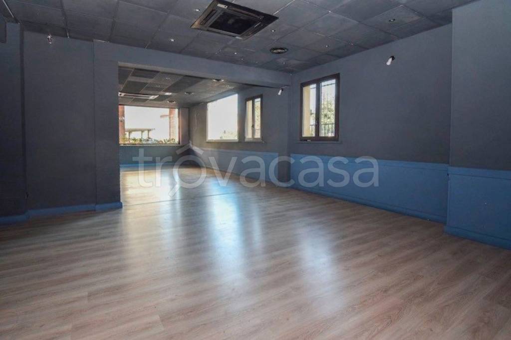 negozio in vendita a Cadelbosco di Sopra