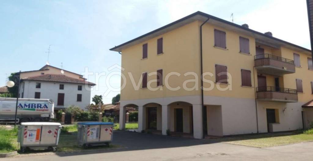 negozio in vendita a Cadelbosco di Sopra in zona Cadelbosco di Sotto