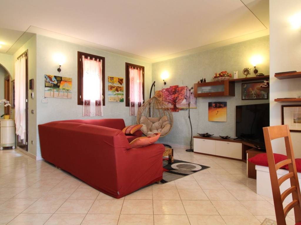 casa indipendente in vendita a Cadelbosco di Sopra