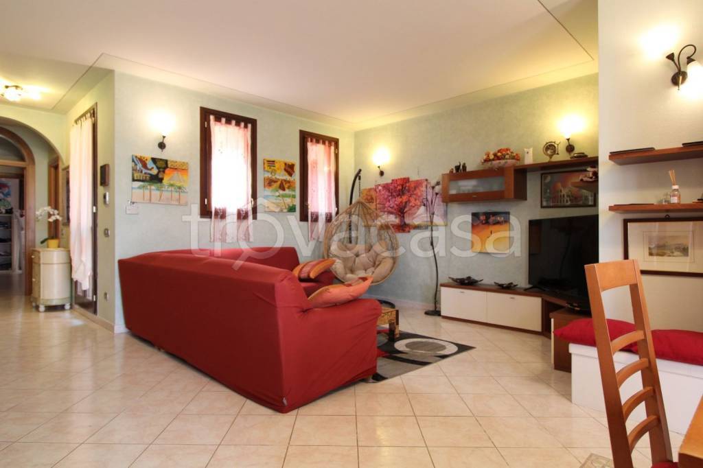 casa indipendente in vendita a Cadelbosco di Sopra