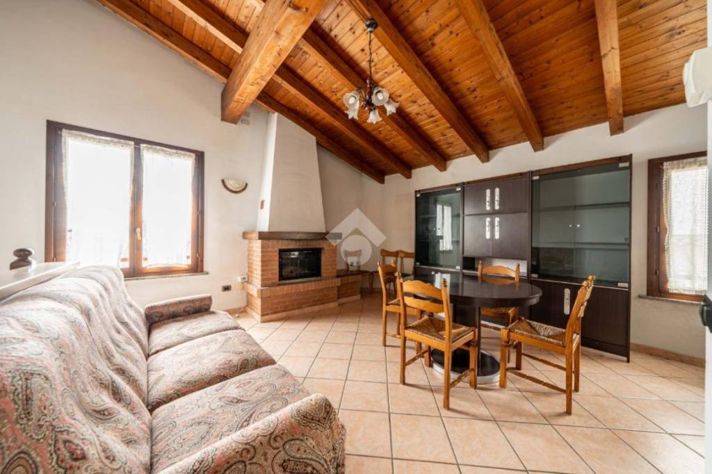 casa indipendente in vendita a Cadelbosco di Sopra