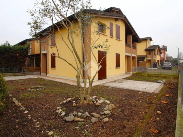 casa indipendente in vendita a Cadelbosco di Sopra in zona Cadelbosco di Sotto