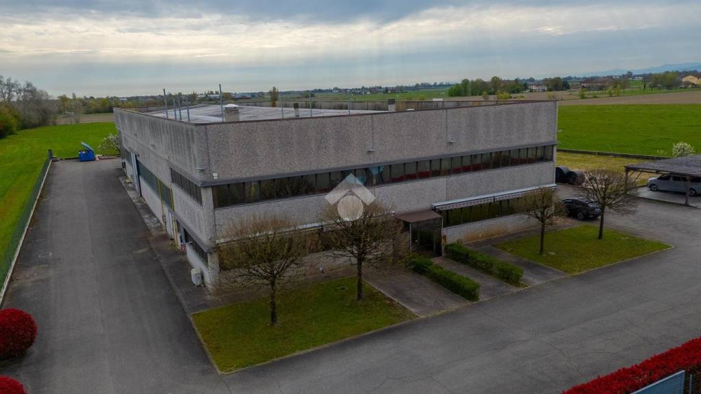 locale commerciale in vendita a Cadelbosco di Sopra