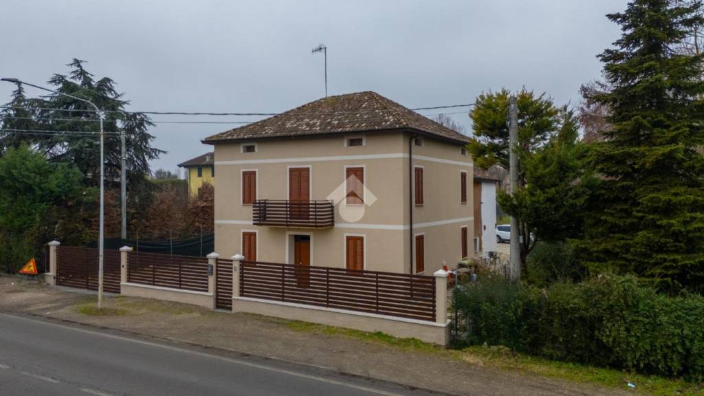 casa indipendente in vendita a Cadelbosco di Sopra in zona Cadelbosco di Sotto