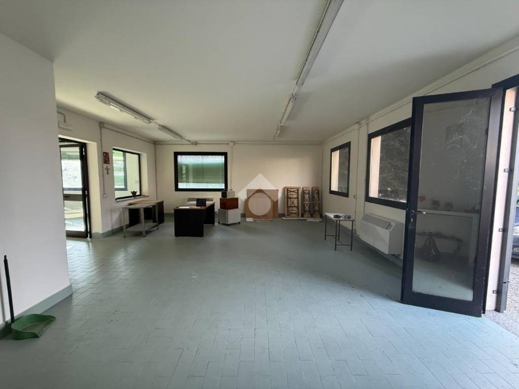 locale commerciale in vendita a Campagnola Emilia