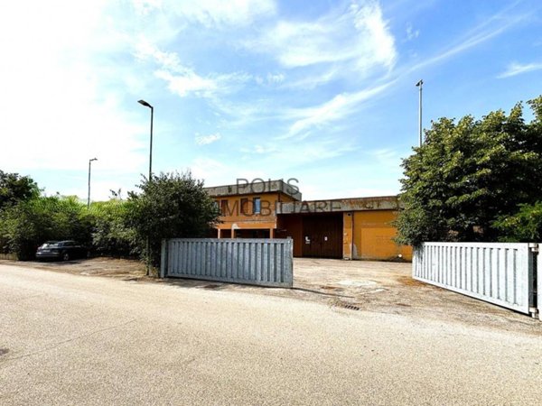 locale commerciale in vendita a Campagnola Emilia