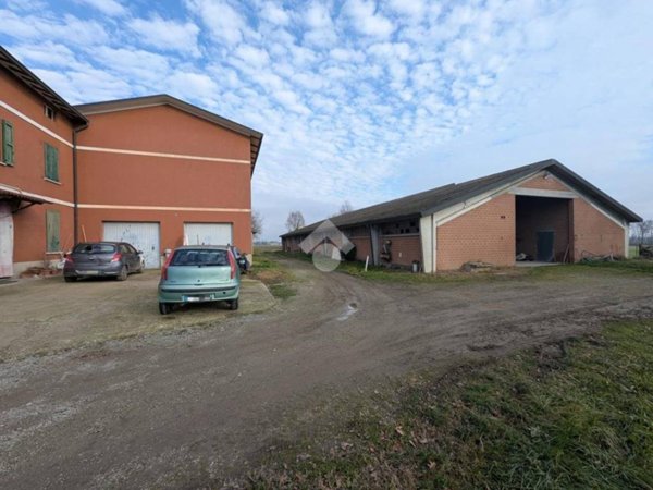 negozio in vendita a Campegine