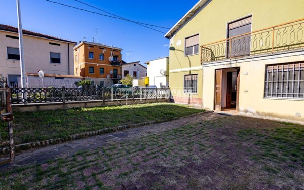 casa indipendente in vendita a Campegine in zona Caprara