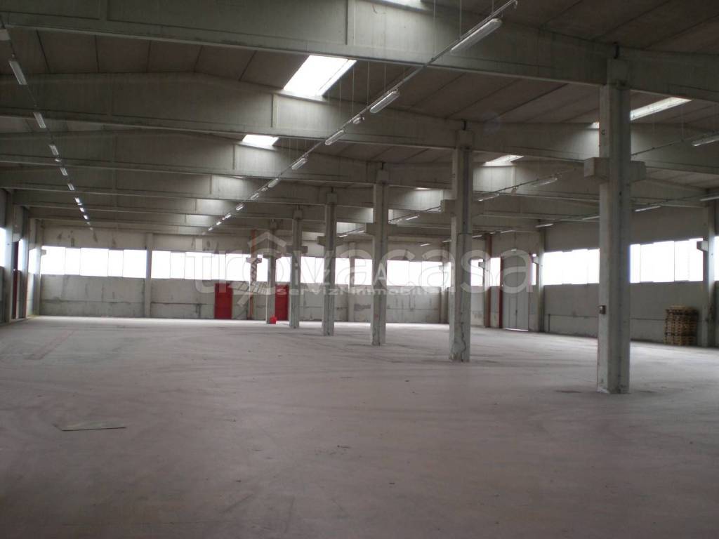locale commerciale in vendita a Campegine