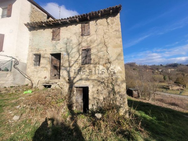 casa indipendente in vendita a Carpineti in zona Saccaggio