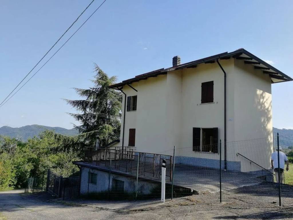 casa indipendente in vendita a Carpineti in zona Cantigalli