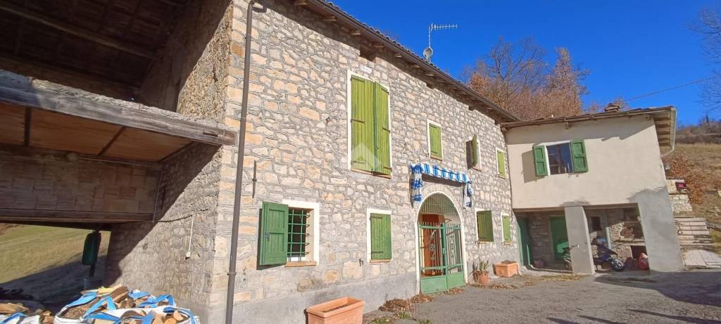 casa indipendente in vendita a Carpineti in zona Ca' Benno