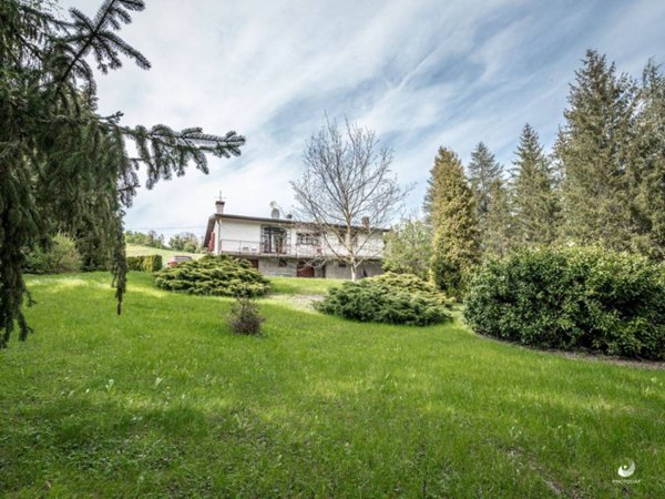 casa indipendente in vendita a Carpineti in zona Villa