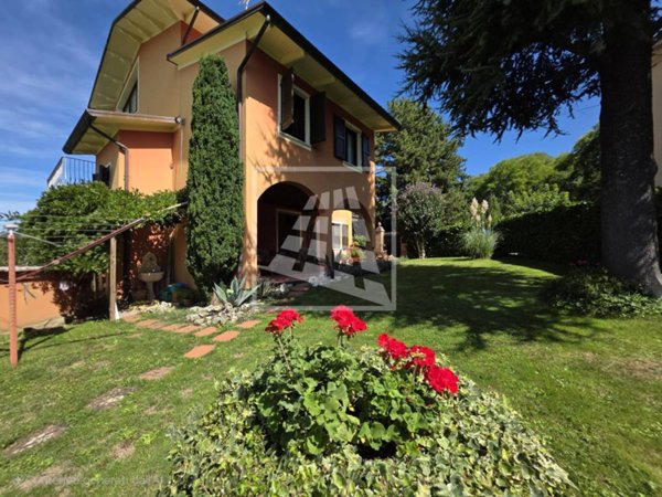 casa indipendente in vendita a Carpineti in zona Villa