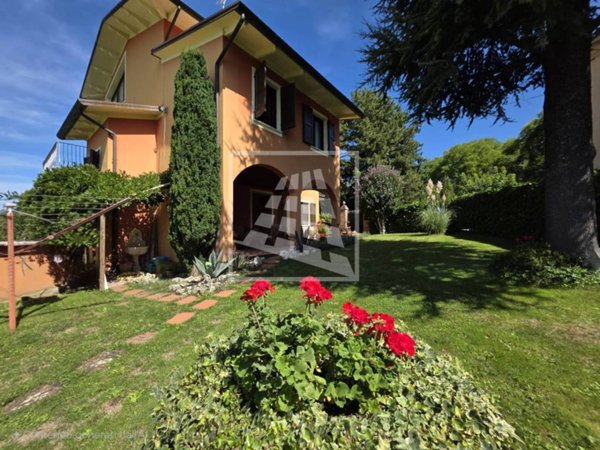 casa indipendente in vendita a Carpineti in zona Poiago