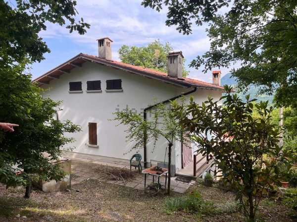 casa indipendente in vendita a Carpineti in zona Onfiano