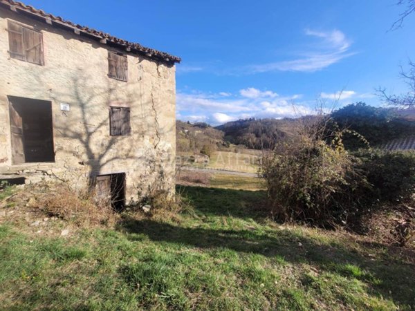 casale in vendita a Carpineti in zona Saccaggio