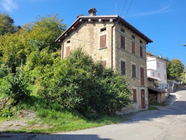 casa indipendente in vendita a Carpineti in zona Riana