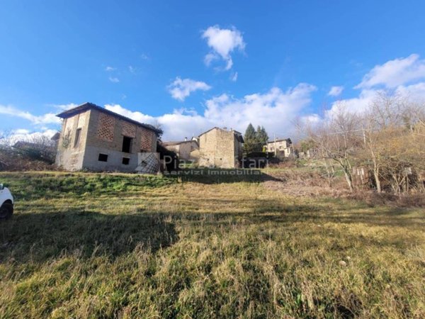 casale in vendita a Carpineti in zona Saccaggio