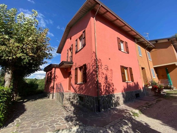 casa indipendente in vendita a Carpineti in zona Marola
