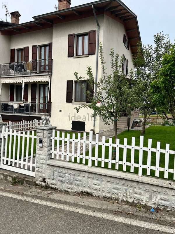 casa indipendente in vendita a Carpineti in zona Villa