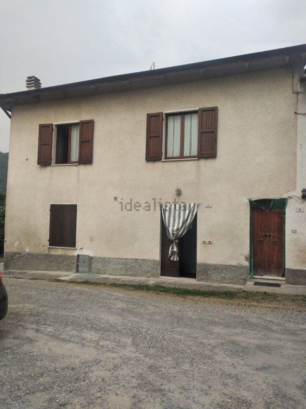 casa indipendente in vendita a Carpineti in zona Pantano