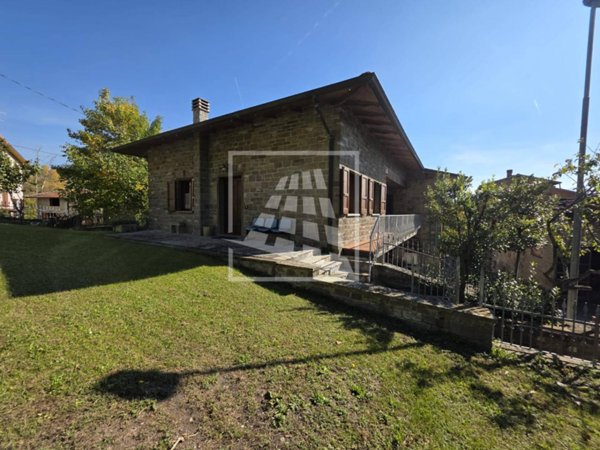 casa indipendente in vendita a Carpineti in zona Villa