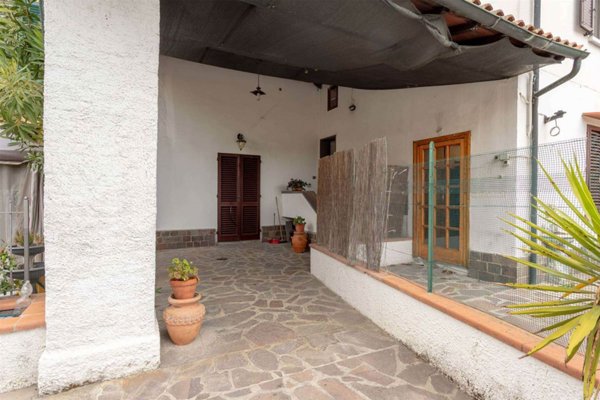 casa indipendente in vendita a Carpineti in zona Villa