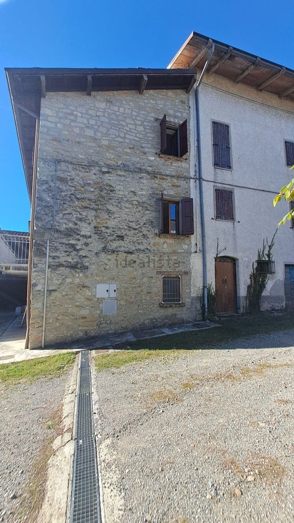 casa indipendente in vendita a Carpineti in zona Valestra