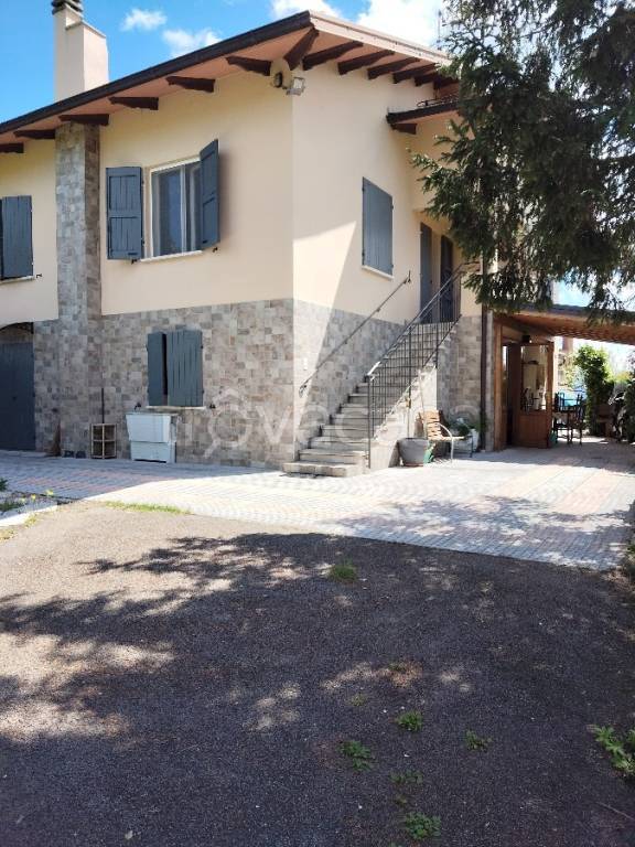 casa indipendente in vendita a Carpineti in zona Villa