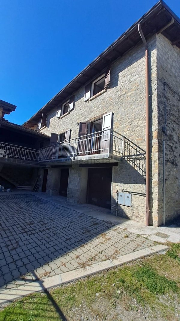 casa indipendente in vendita a Carpineti in zona Valestra