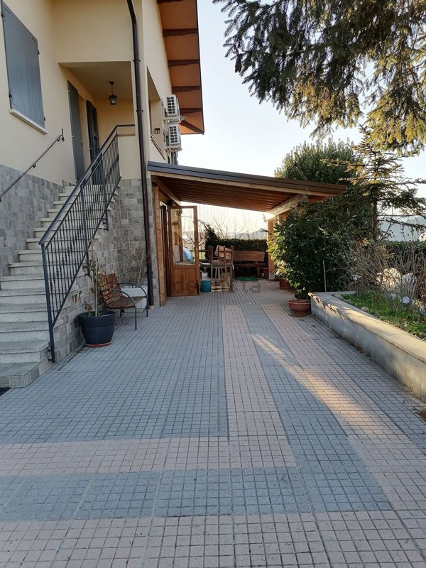 casa indipendente in vendita a Carpineti in zona Pantano