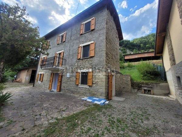 casa indipendente in vendita a Carpineti