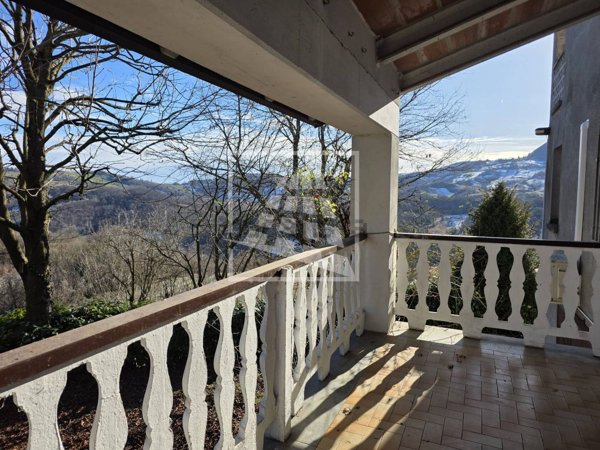 casa indipendente in vendita a Carpineti in zona Ca' Dorsini