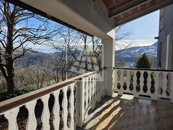 casa indipendente in vendita a Carpineti in zona Villa