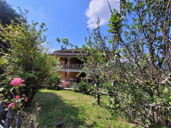 casa indipendente in vendita a Carpineti in zona Villa