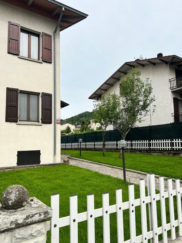 casa indipendente in vendita a Carpineti in zona Villa