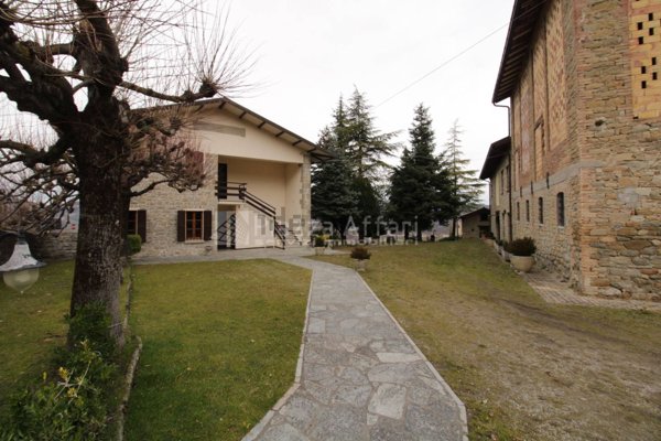 casa indipendente in vendita a Carpineti in zona Poiago