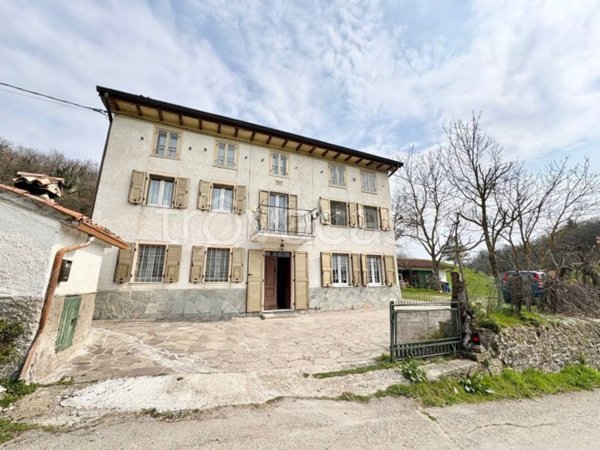 casa indipendente in vendita a Carpineti in zona Villa