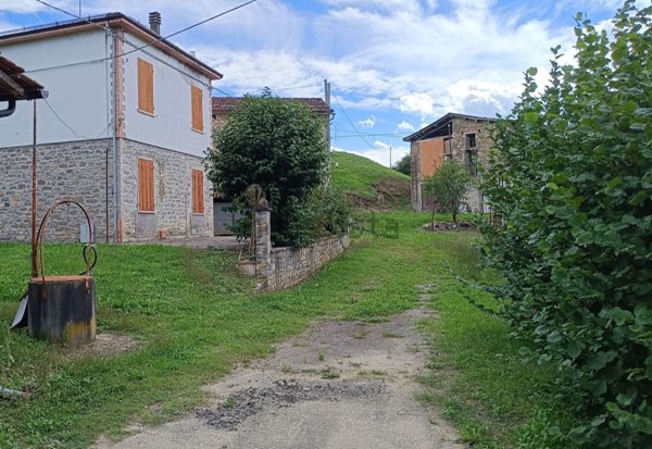 casa indipendente in vendita a Carpineti in zona Colombaia Secchia