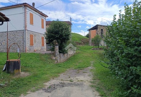 casa indipendente in vendita a Carpineti in zona Colombaia Secchia