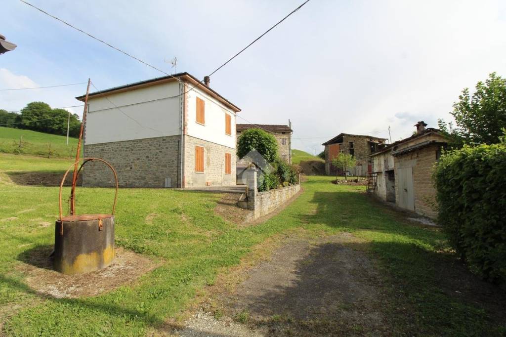 casa indipendente in vendita a Carpineti in zona Colombaia Secchia