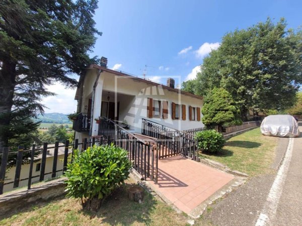 casa indipendente in vendita a Carpineti in zona Villa