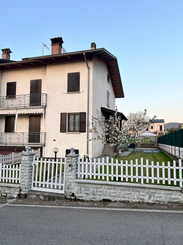 casa indipendente in vendita a Carpineti in zona Villa