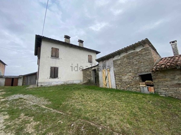 casa indipendente in vendita a Carpineti in zona Savognatica