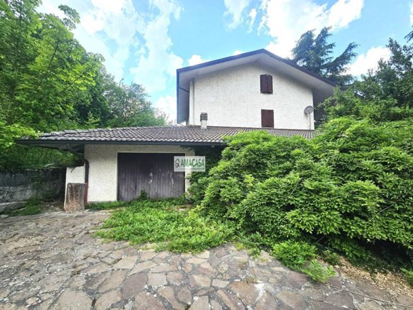 casa indipendente in vendita a Carpineti in zona Villa