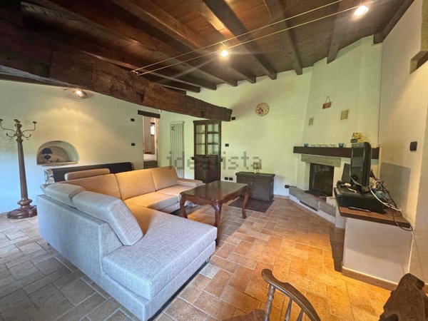 casa indipendente in vendita a Carpineti in zona Villa